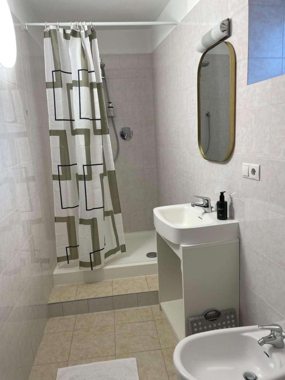 Shower, Bathroom, washing machine