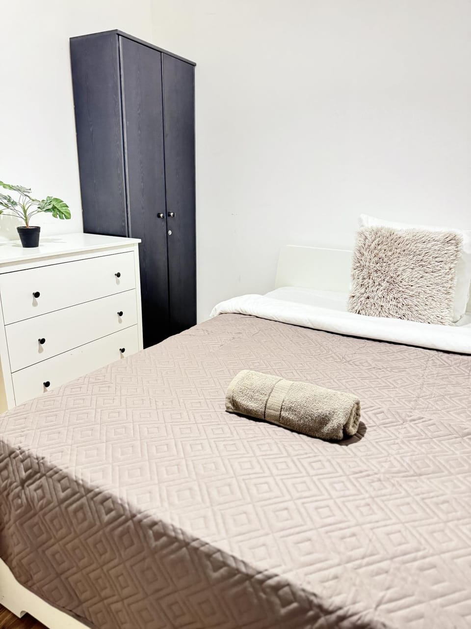 Photo of the whole room, Bedroom