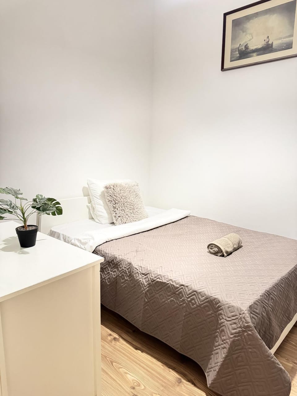 Photo of the whole room, Bedroom