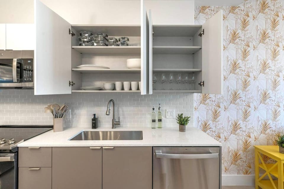 Kitchen or kitchenette, dishwasher