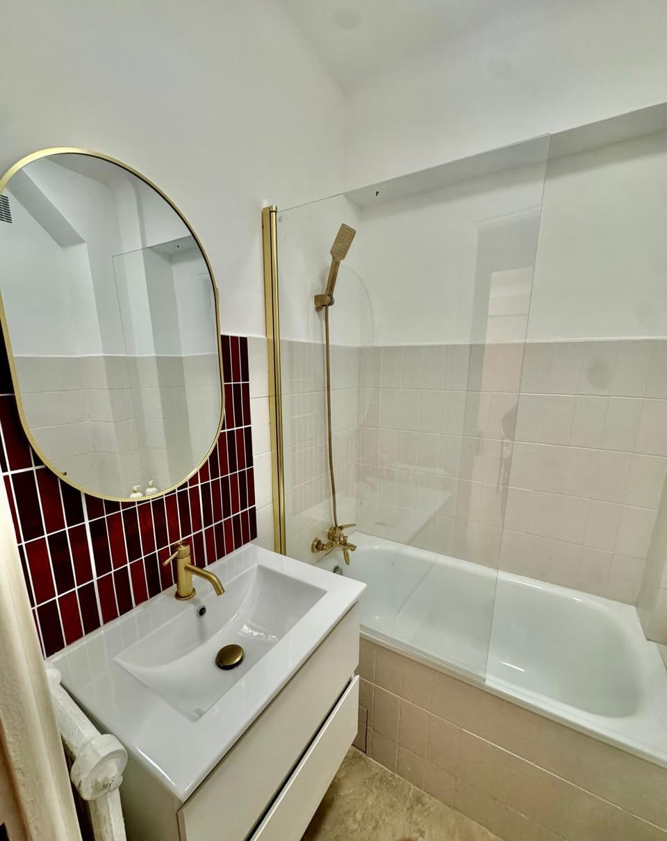 Modern Chic Apartment, Heart of Antibes Apartment in Antibes
