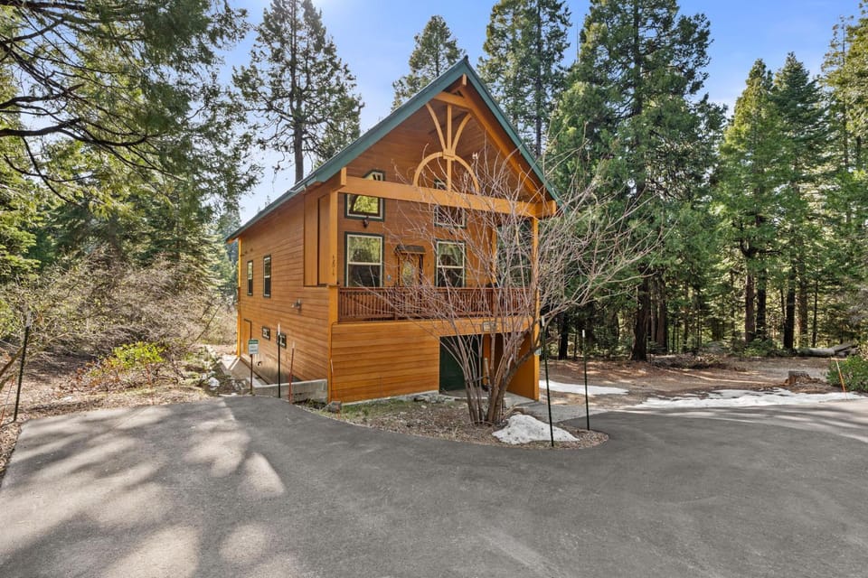 Mountain Paradise- Family Cabin w Pool Table Cabin in Shaver Lake