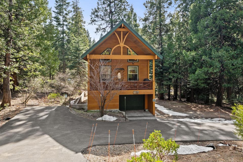Mountain Paradise- Family Cabin w Pool Table Cabin in Shaver Lake