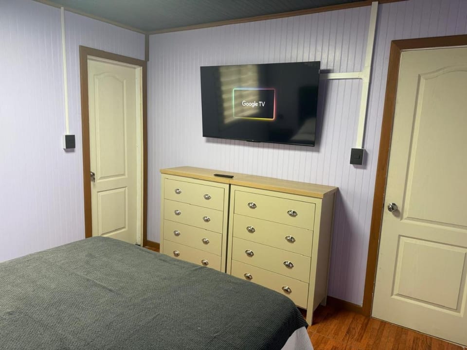Bed, TV and multimedia, Bedroom, wardrobe