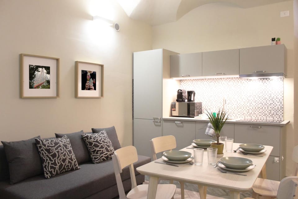 Coffee/tea facilities, Kitchen or kitchenette, Living room, Seating area, Dining area