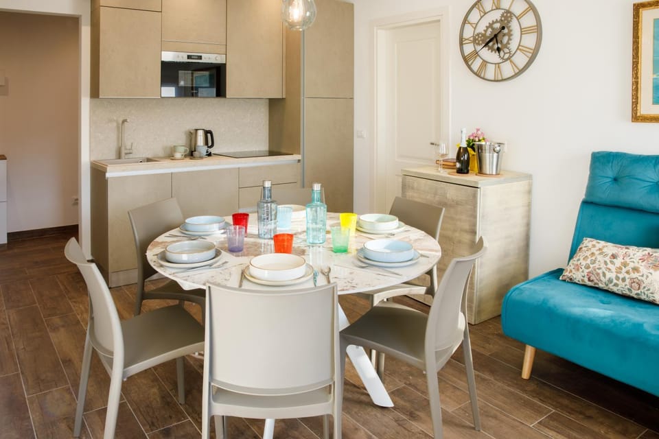 Kitchen or kitchenette, Dining area