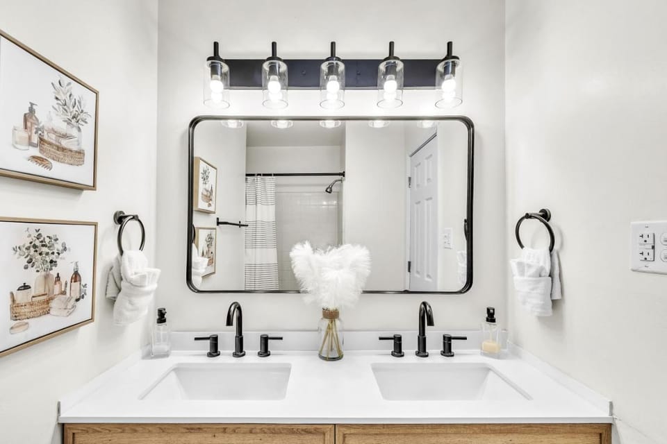 3BR Near River St Forsyth Porch Parking House in Savannah