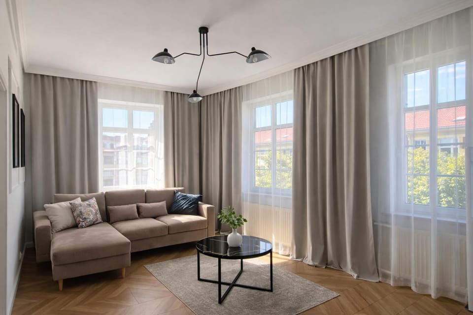 Communal lounge/ TV room, Bed, TV and multimedia, View (from property/room), Living room, City view