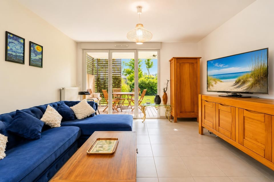 Bed, Garden, Kitchen or kitchenette, Photo of the whole room, Dining area, Bedroom, Text overlay, Garden view