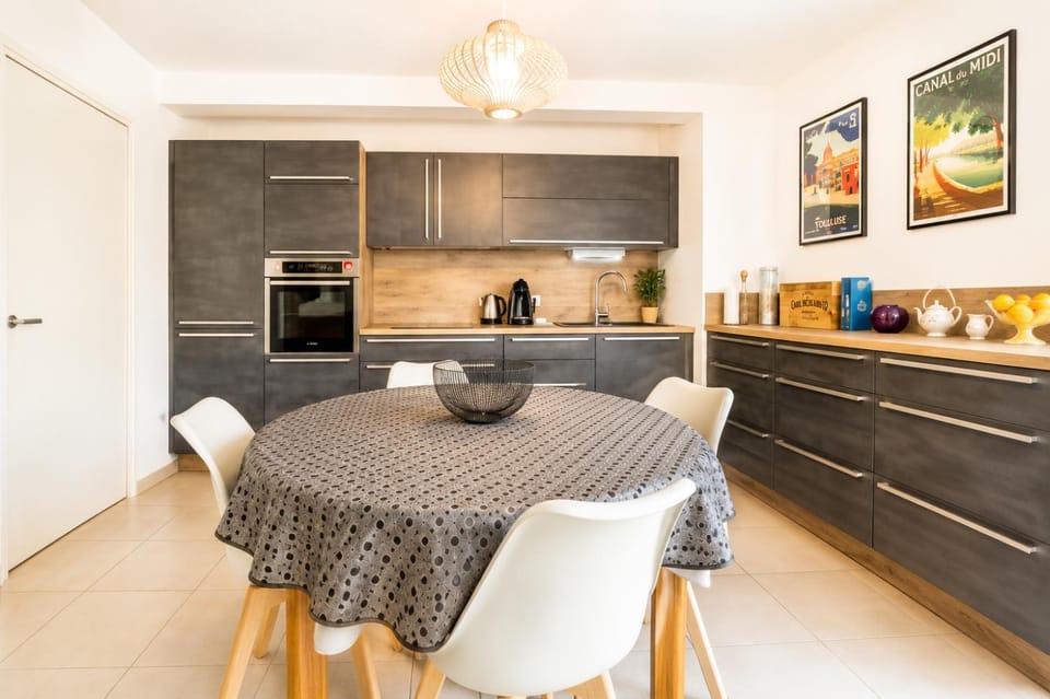 Kitchen or kitchenette, Dining area, dishwasher, oven, stove
