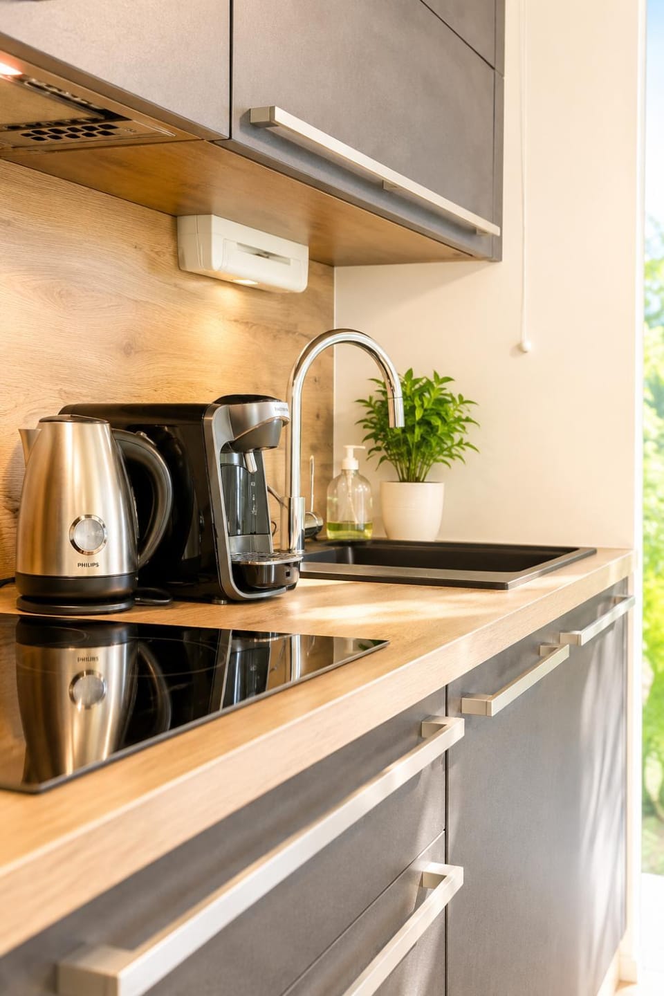Coffee/tea facilities, Kitchen or kitchenette, stove