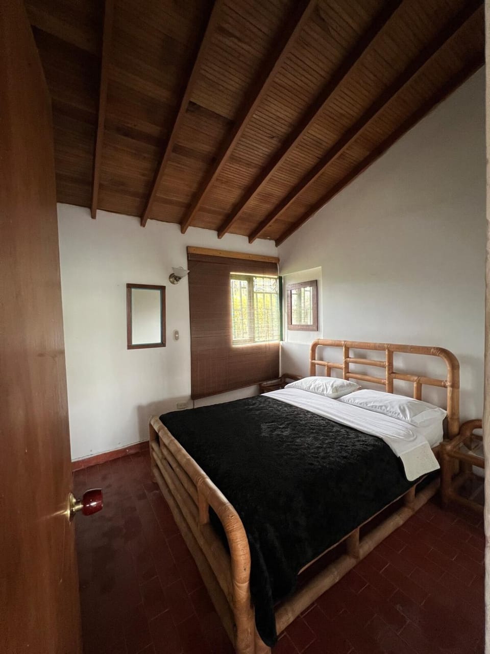 Spacious Cabin with Garden and Lake Access, Guatapé Cabin in Antioquia