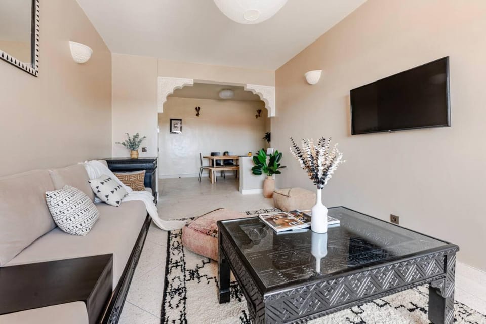 TV and multimedia, Living room, Seating area, air conditioner