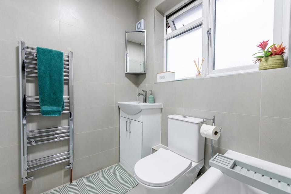 Shower, Toilet, Bathroom, Bath, towels