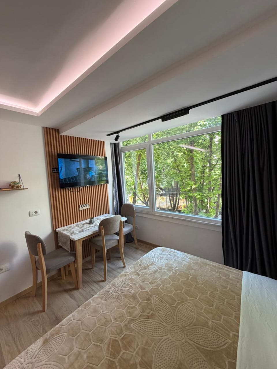 Bed, Photo of the whole room, Seating area, Bedroom