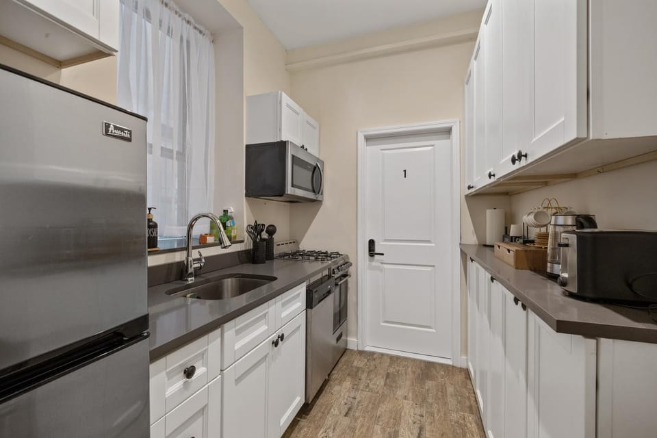 Private Room at a Shared Apartment by Times Square Bed and Breakfast in Midtown