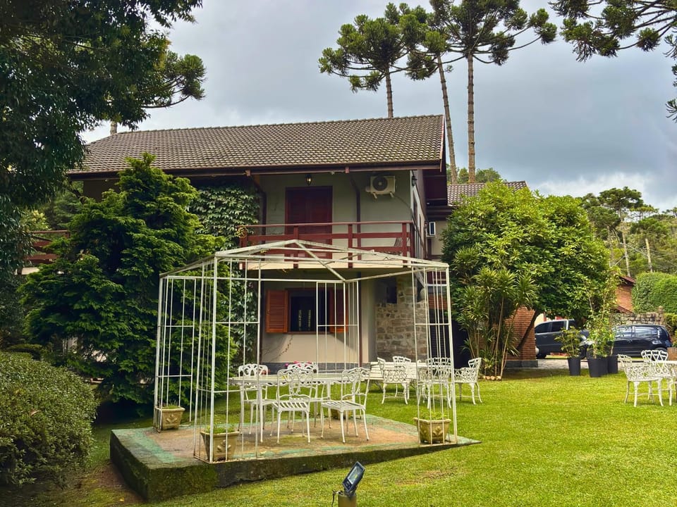Property building, Natural landscape, Garden, Dining area, Garden view, Parking
