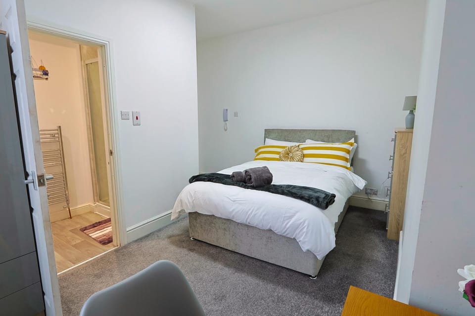 Bedroom, Quiet street view