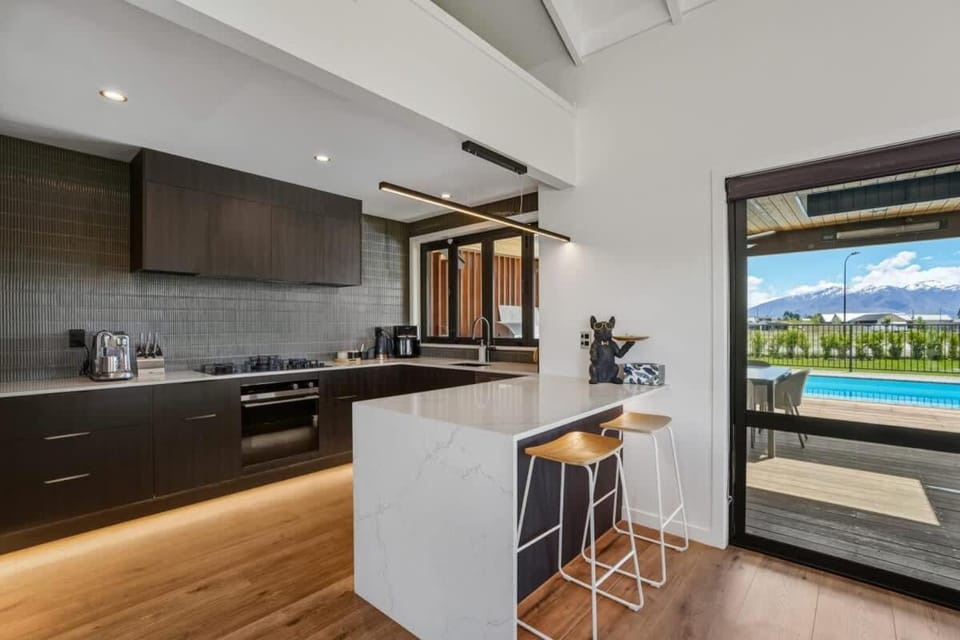 The Wanaka Luxe Pool House - Sleeps 10 House in Wanaka