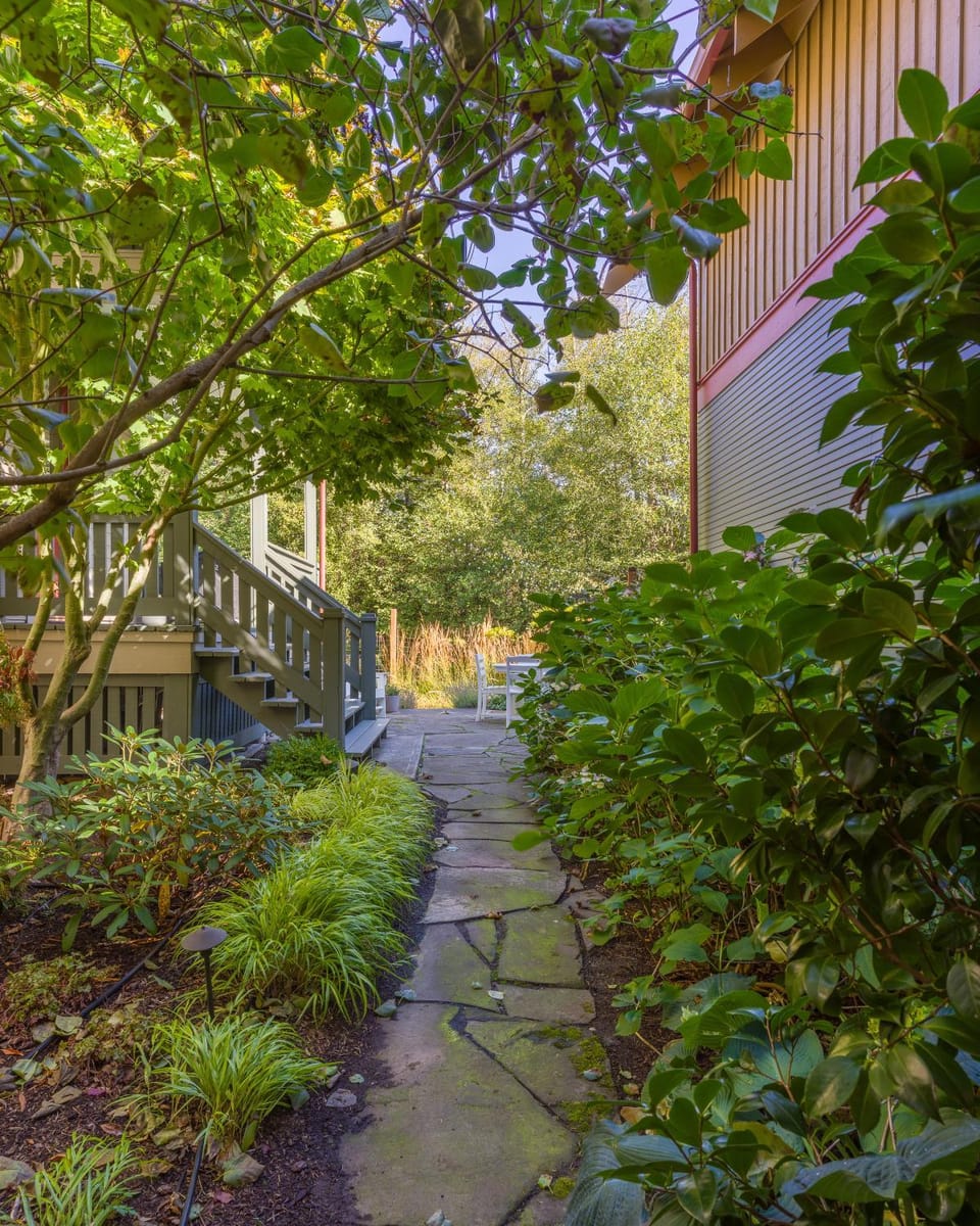 Walk to Town, Beach, Modern, Gourmet Kitchen, EV House in Eastsound