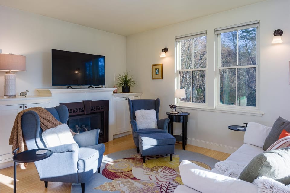 Walk to Town, Beach, Modern, Gourmet Kitchen, EV House in Eastsound