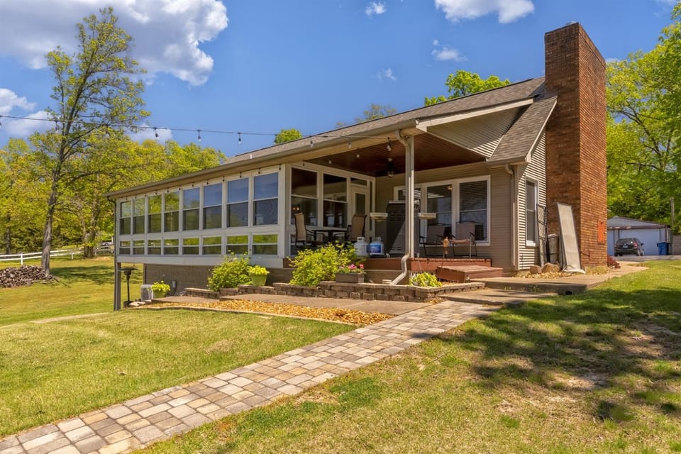 Hot Tub, Kayaks, Dock, All-Seasons Porch House in Lake of Egypt