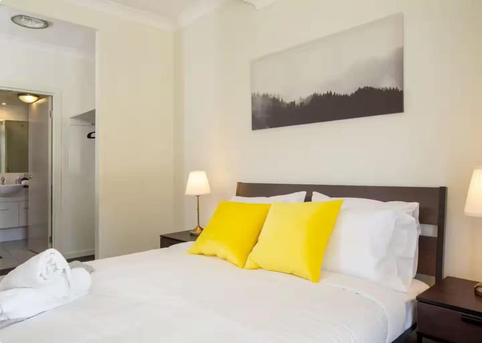 Comfy 2BD Parkside Home Close to UQ & Mall Apartment in Indooroopilly