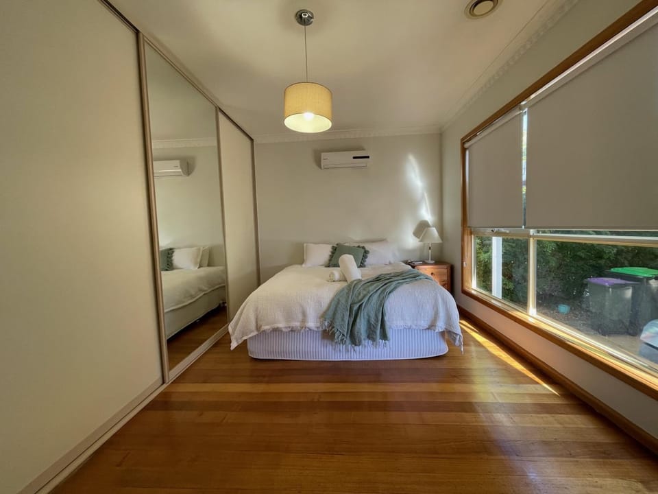 Bedroom, air conditioner