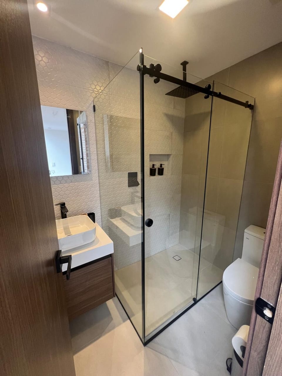 Shower, Toilet, Bathroom, towels