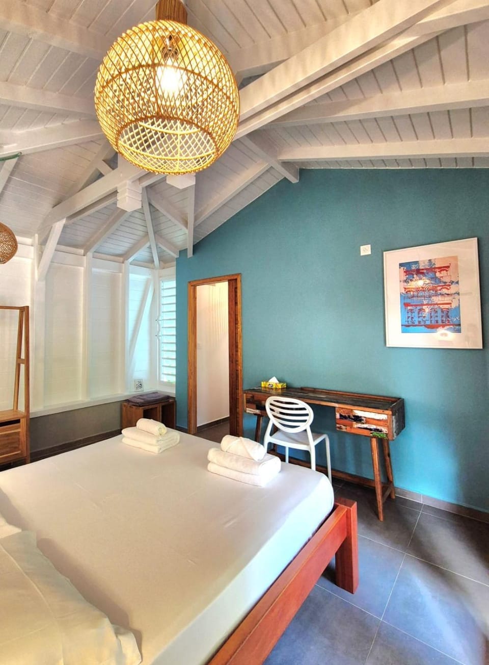 Bed, Photo of the whole room, Seating area, Bedroom