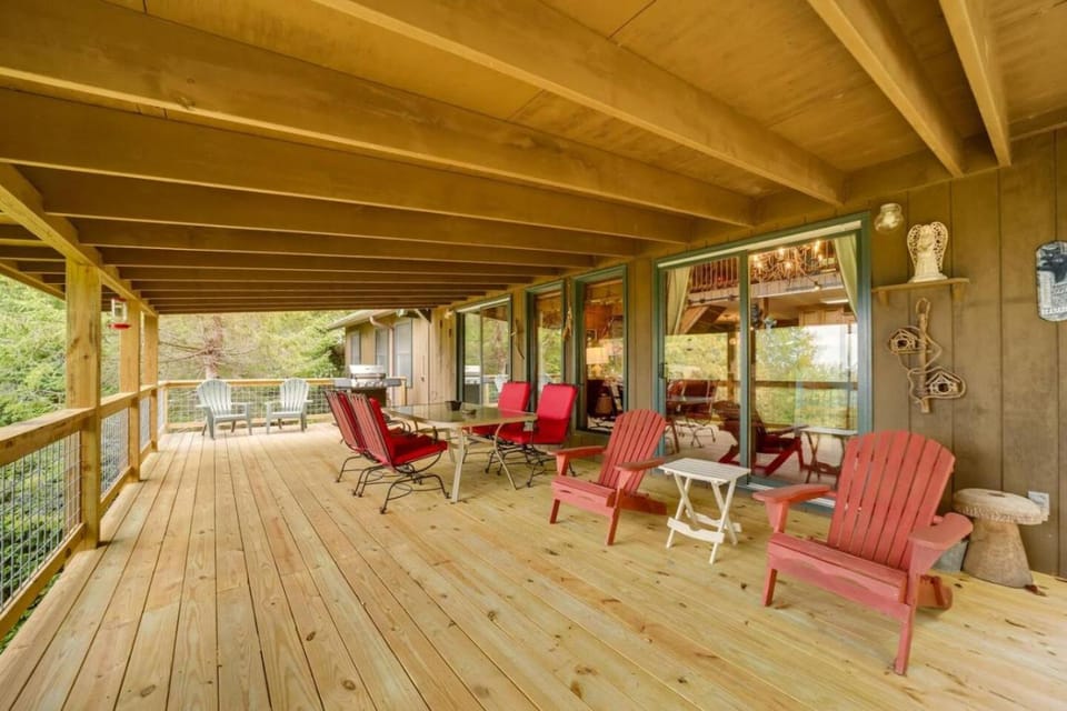 Cozy Robbinsville Cabin Views Covered Balcony Cabin in Stecoah