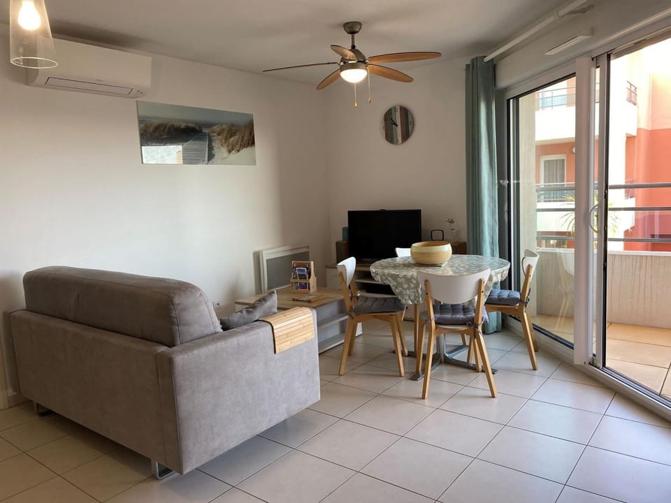 Bel Appart Climatisé à Mèze avec Parking - FR-1-604-58 Apartment in Mèze