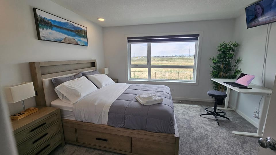 Bed, TV and multimedia, Photo of the whole room, Bedroom