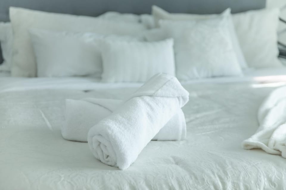 Bed, Bedroom, towels