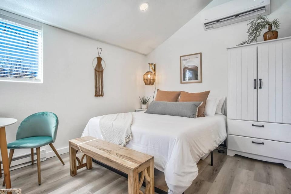 Kiowa Studio | Minutes to Garden of the Gods & OCC Bed and Breakfast in Old Colorado City