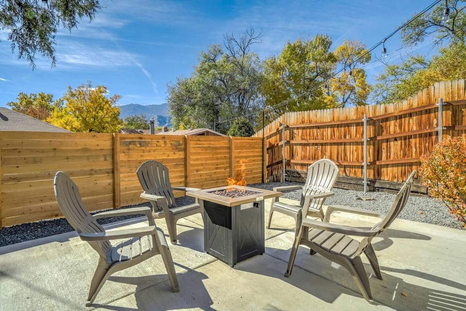 Kiowa Studio | Minutes to Garden of the Gods & OCC Bed and Breakfast in Old Colorado City