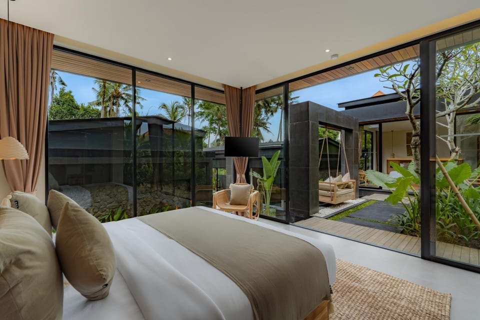Bed, Day, Bedroom, Garden view