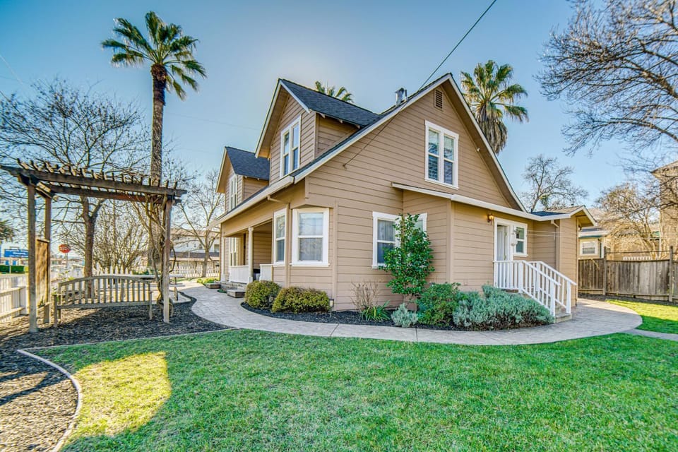 Walk to Boat Launch! Heritage House of Lakeport House in Lakeport