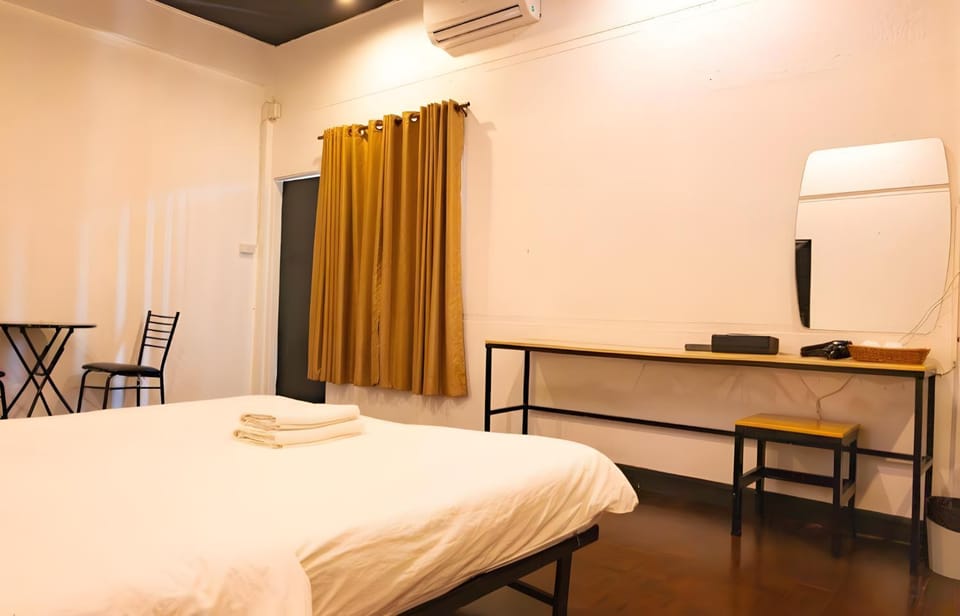 Bed, Photo of the whole room, Bedroom, air conditioner