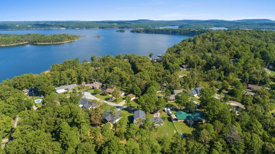 Lake Retreat Hot Tub Game Room Grill House in Beaver Lake