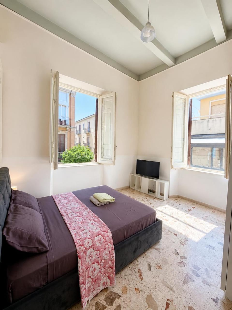 Bed, TV and multimedia, Photo of the whole room, Bedroom