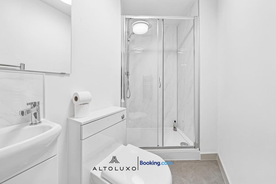 Cheap & Modern 5 BR Whole House in Central Bristol by AltoLuxo Short Lets & Serviced Accommodation with FREE WiFi and Parking Apartment in Bristol