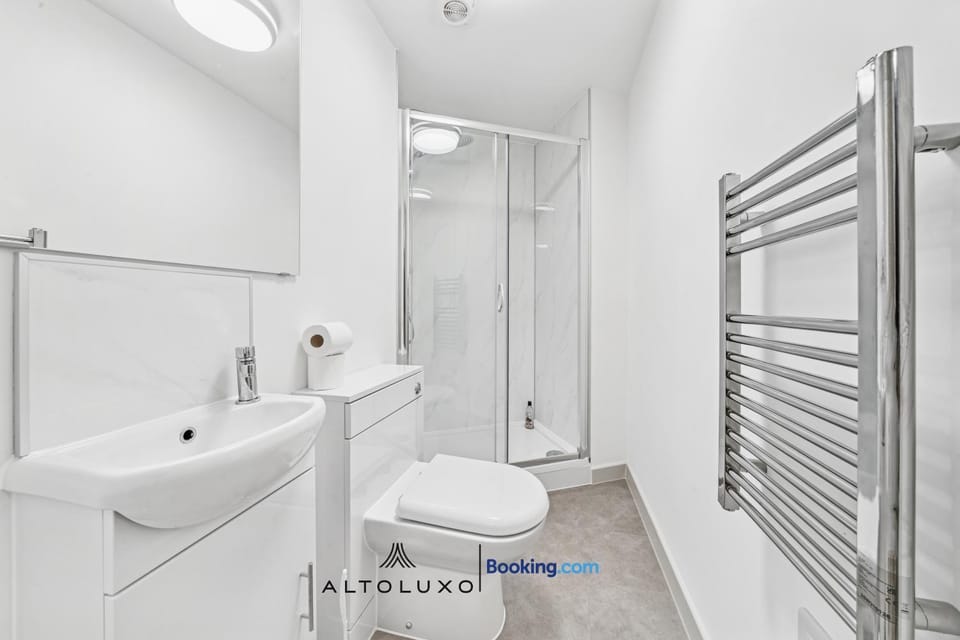 Cheap & Modern 5 BR Whole House in Central Bristol by AltoLuxo Short Lets & Serviced Accommodation with FREE WiFi and Parking Apartment in Bristol