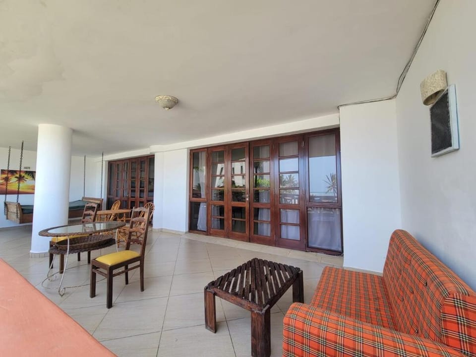 View (from property/room), Balcony/Terrace, Seating area, air conditioner
