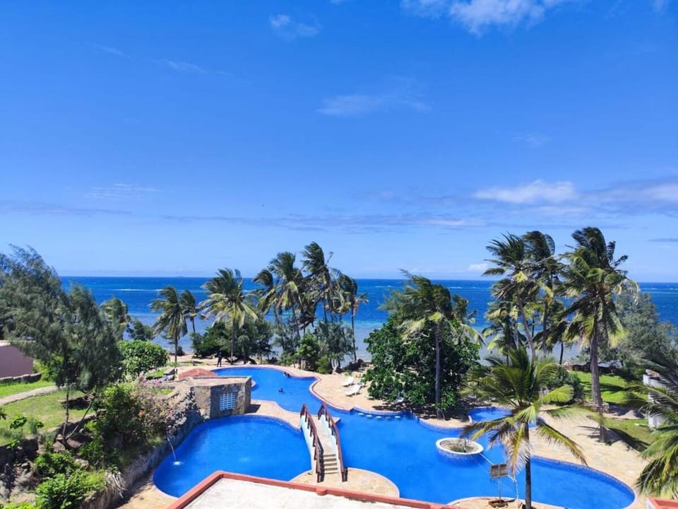 Nearby landmark, Day, Natural landscape, View (from property/room), Beach, Pool view, Sea view, Swimming pool, sunbed