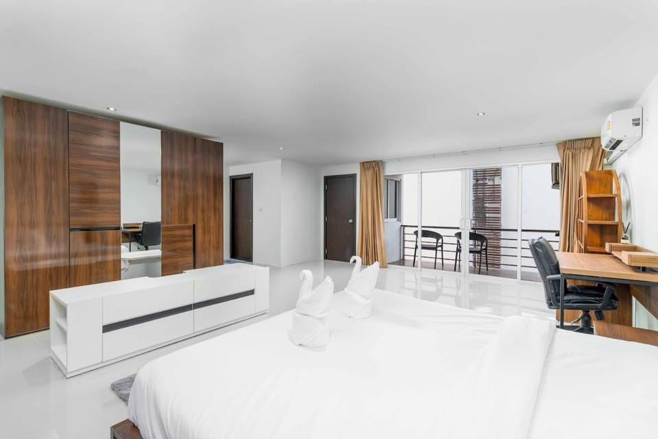 C265 Great Ocean View 2BR Pool & Gym Near Beach Apartment in Patong