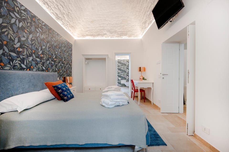 Bed, TV and multimedia, Photo of the whole room, Bedroom, towels