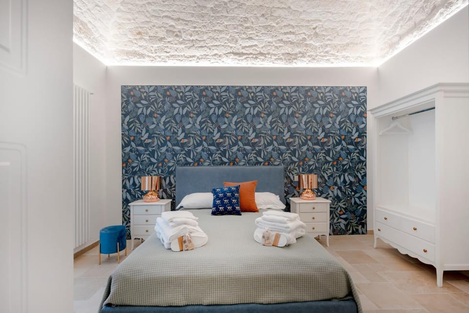 Bed, Living room, Photo of the whole room, Seating area, Bedroom, towels
