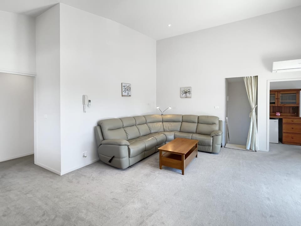 Beachside 3-Bed Apartment with Garage Parking Apartment in Batemans Bay