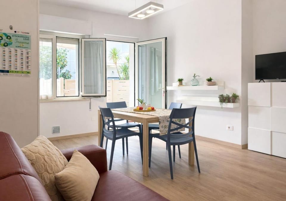 TV and multimedia, Living room, Seating area, Dining area